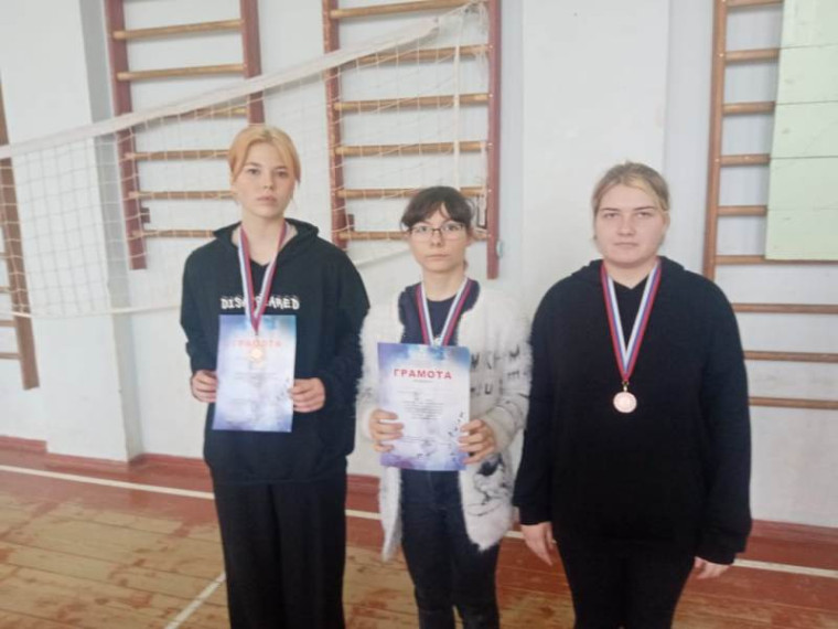 Команда девушек с заслуженными наградами..